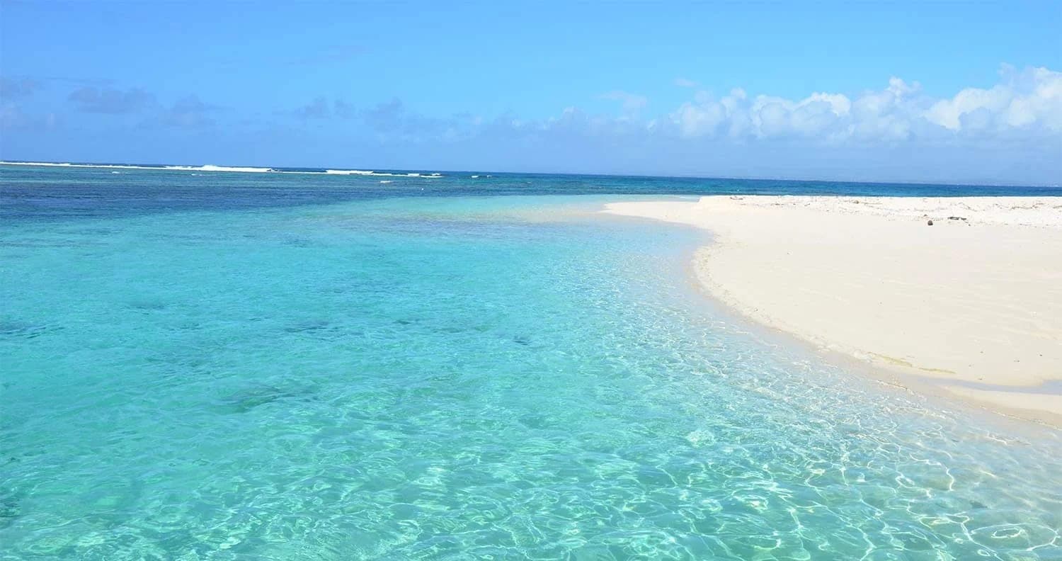White sand beach and turquoise water of Flat Island