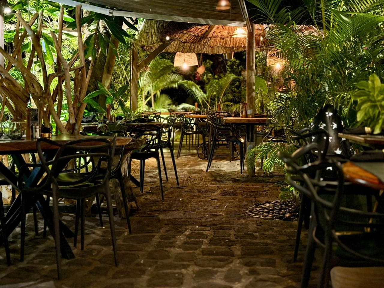 Le Poivrier terrace with its suspended swing and tropical greenery