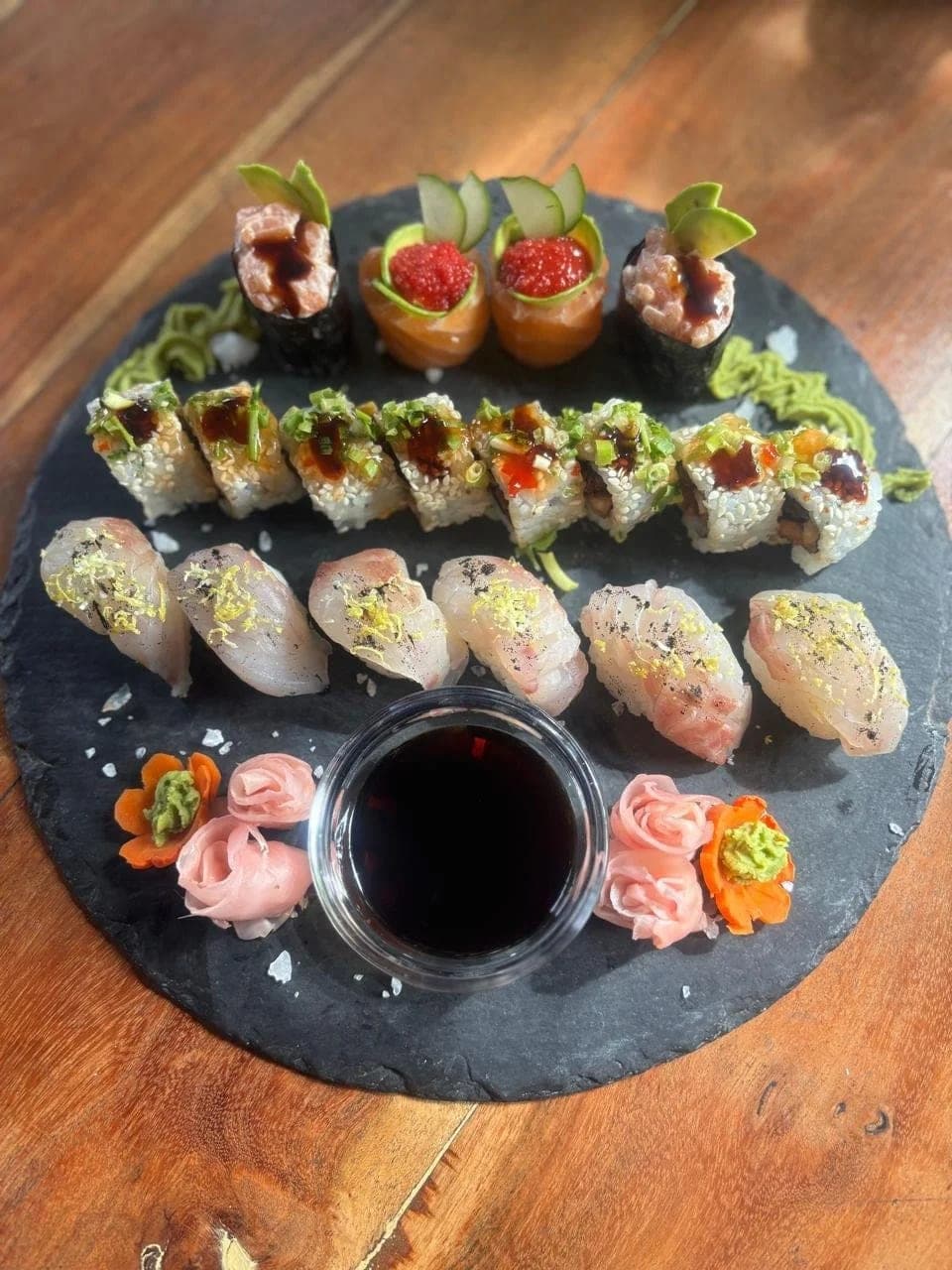 Plateau de sushis variés